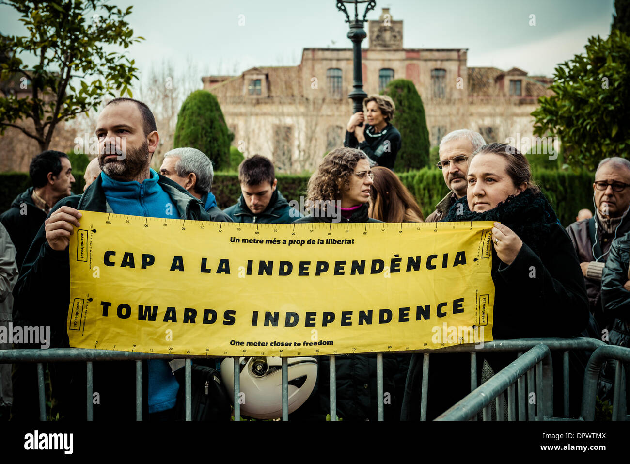 Barcelone, Espagne. 16 janvier 2014 : Quelques centaines de pro-indépendantistes catalans manifester leur appui à leurs parlementaires qui veulent porter la question à propos d'un référendum dans le congrès espagnol lors d'un plénum extraordinaire : Crédit matthi/Alamy Live News Banque D'Images
