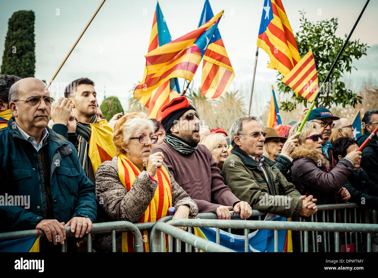 Barcelone, Espagne. 16 janvier 2014 : Quelques centaines de pro-indépendantistes catalans manifester leur appui à leurs parlementaires qui veulent porter la question à propos d'un référendum dans le congrès espagnol lors d'un plénum extraordinaire : Crédit matthi/Alamy Live News Banque D'Images