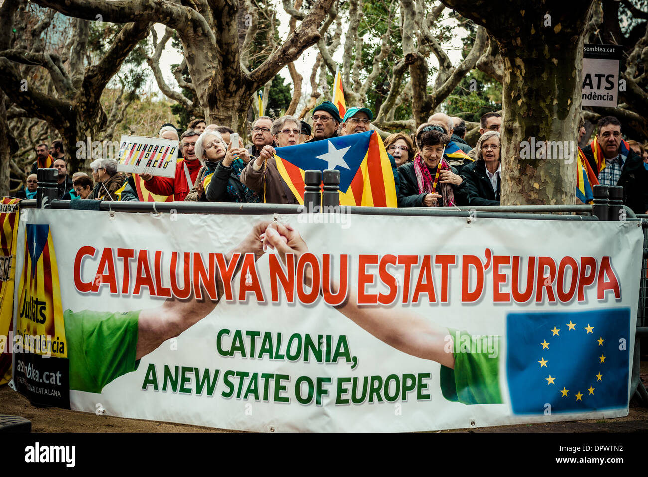Barcelone, Espagne. 16 janvier 2014 : Quelques centaines de pro-indépendantistes catalans manifester leur appui à leurs parlementaires qui veulent porter la question à propos d'un référendum dans le congrès espagnol lors d'un plénum extraordinaire : Crédit matthi/Alamy Live News Banque D'Images
