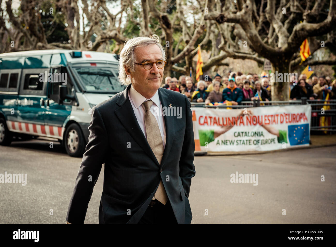 Barcelone, Espagne. 16 janvier 2014 : Le maire de Barcelone, Jordi Pujol, arrive au Parlement Catalan pour suivre un plénum extraordinaire pour amener la question sur le référendum sur l'indépendance dans le congrès espagnol : Crédit matthi/Alamy Live News Banque D'Images