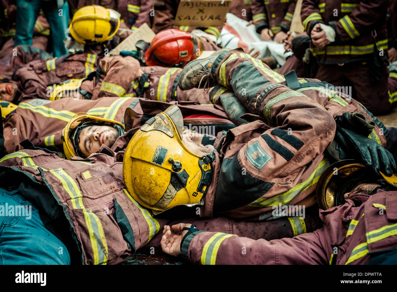 Barcelone, Espagne. 16 janvier 2014 : les pompiers catalans effectuer un massacre en face du gouvernement catalan pour protester contre les coupes budgétaires Banque D'Images