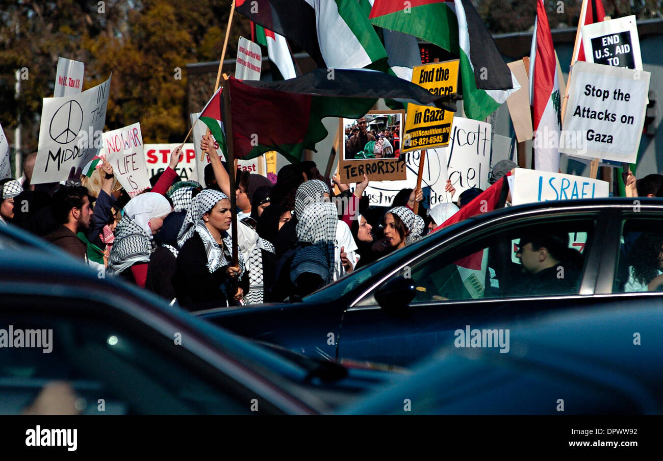 Jan 04, 2009 - San Jose, Californie, USA - environ 2 000 personnes se sont rendues au centre-ville de San Jose, dimanche après-midi pour protester contre le bombardement d'Israël et l'invasion de Gaza. Les organisateurs l'organisation espérait Mobilisation South Bay pour quelques dizaines de personnes. (Crédit Image : © John Tipton/ZUMA Press) Banque D'Images