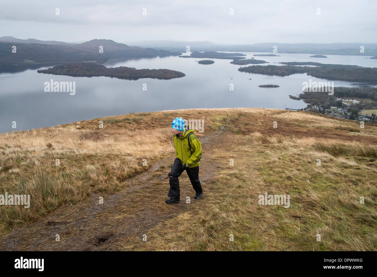 Une marchette au sommet d'une colline surplombant le village de Luss en ARGYLL & BUTE avec le Loch Lomond dans l'arrière du terrain. Banque D'Images