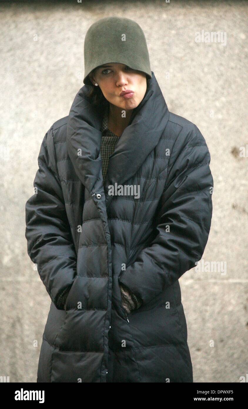 Feb 25, 2009 - New York, New York, USA - Actrice Katie Holmes films une scène de son nouveau film 'l'homme'' sur la 20e rue à Manhattan. (Crédit Image : © Nancy/Kaszerman ZUMA Press) Banque D'Images