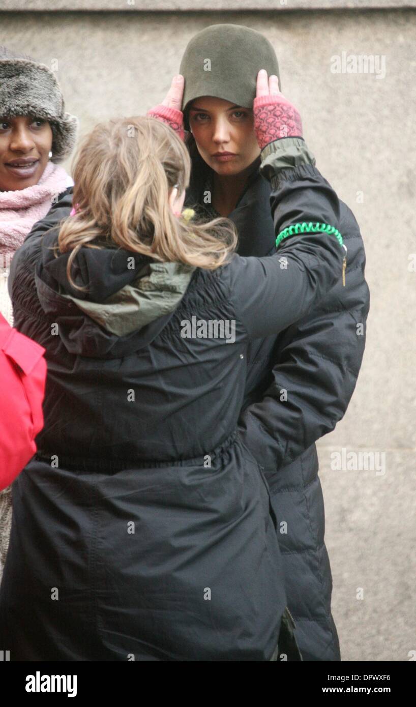 Feb 25, 2009 - New York, New York, USA - Actrice Katie Holmes films une scène de son nouveau film 'l'homme'' sur la 20e rue à Manhattan. (Crédit Image : © Nancy/Kaszerman ZUMA Press) Banque D'Images
