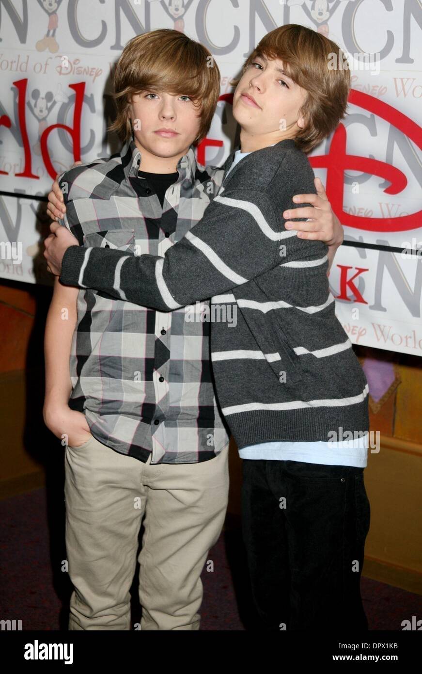 Mar 06, 2009 - New York, New York, USA - Acteurs (L) Dylan Sprouse et Cole Sprouse (R) à partir de la distribution de 'La Suite sur Deck" assister à une apparition au monde de Disney store sur la 5e Avenue. (Crédit Image : Â© Nancy/Kaszerman ZUMA Press) Banque D'Images