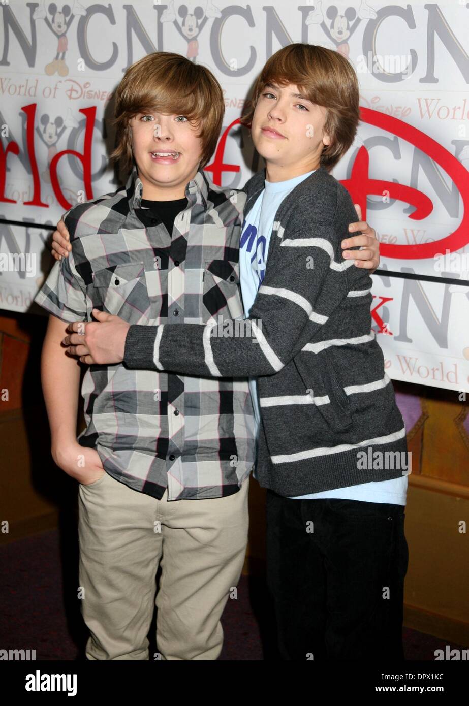 Mar 06, 2009 - New York, New York, USA - Acteurs (L) Dylan Sprouse et Cole Sprouse (R) à partir de la distribution de 'La Suite sur Deck" assister à une apparition au monde de Disney store sur la 5e Avenue. (Crédit Image : Â© Nancy/Kaszerman ZUMA Press) Banque D'Images