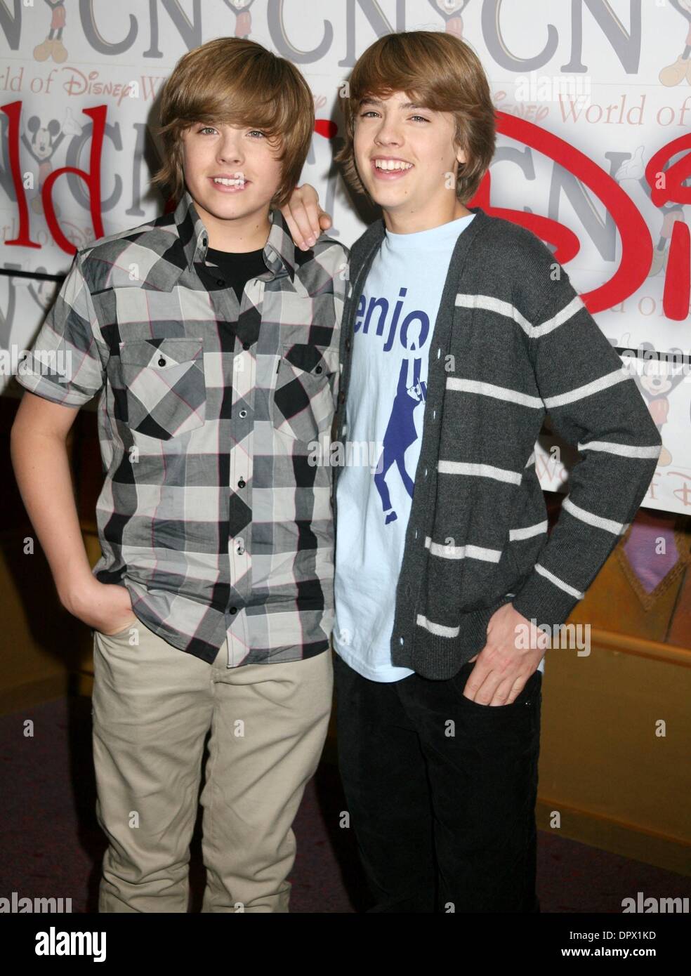 Mar 06, 2009 - New York, New York, USA - Acteurs (L) Dylan Sprouse et Cole Sprouse (R) à partir de la distribution de 'La Suite sur Deck" assister à une apparition au monde de Disney store sur la 5e Avenue. (Crédit Image : Â© Nancy/Kaszerman ZUMA Press) Banque D'Images
