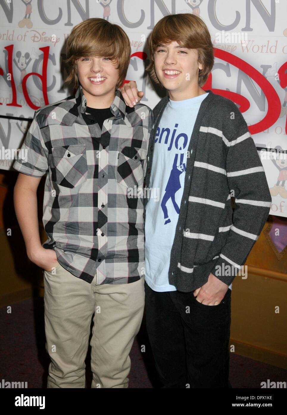 Mar 06, 2009 - New York, New York, USA - Acteurs (L) Dylan Sprouse et Cole Sprouse (R) à partir de la distribution de 'La Suite sur Deck" assister à une apparition au monde de Disney store sur la 5e Avenue. (Crédit Image : Â© Nancy/Kaszerman ZUMA Press) Banque D'Images