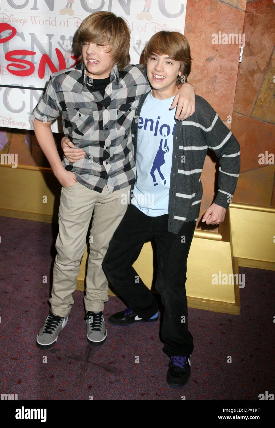 Mar 06, 2009 - New York, New York, USA - Acteurs (L) Dylan Sprouse et Cole Sprouse (R) à partir de la distribution de 'La Suite sur Deck" assister à une apparition au monde de Disney store sur la 5e Avenue. (Crédit Image : Â© Nancy/Kaszerman ZUMA Press) Banque D'Images