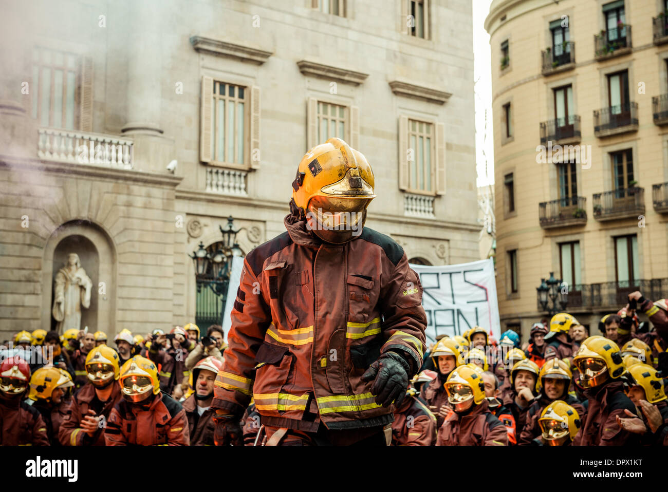 Barcelone, Espagne. 16 janvier 2014 : Des centaines de pompiers catalans protester contre les coupes budgétaires en face du gouvernement Catalan Crédit : matthi/Alamy Live News Banque D'Images