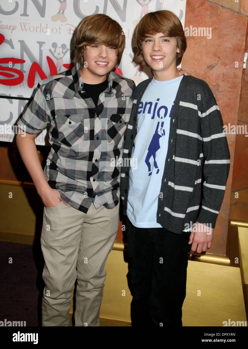 Mar 06, 2009 - New York, New York, USA - Acteurs (L) Dylan Sprouse et Cole Sprouse (R) à partir de la distribution de 'La Suite sur Deck" assister à une apparition au monde de Disney store sur la 5e Avenue. (Crédit Image : Â© Nancy/Kaszerman ZUMA Press) Banque D'Images