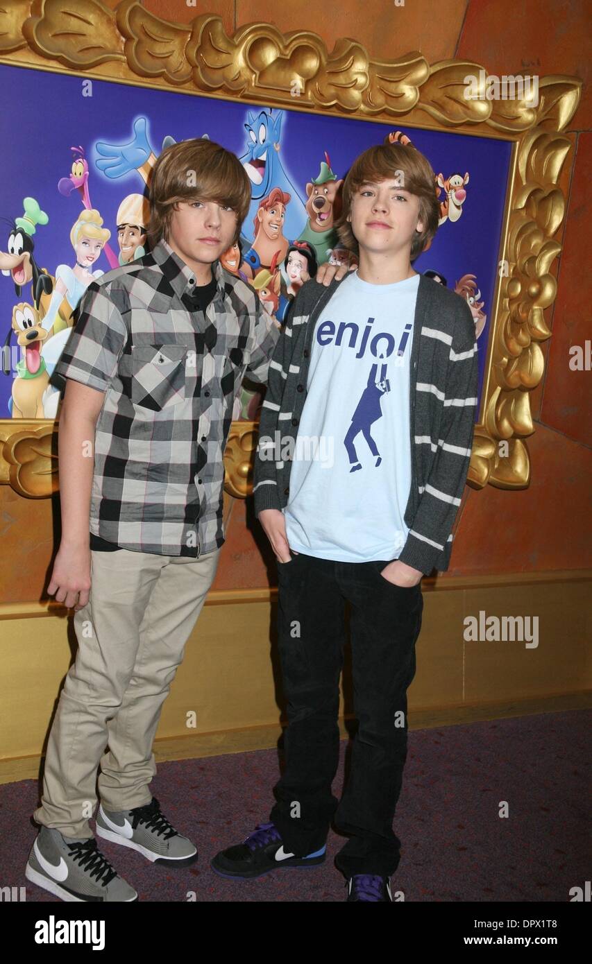 Mar 06, 2009 - New York, New York, USA - Acteurs (L) Dylan Sprouse et Cole Sprouse (R) à partir de la distribution de 'La Suite sur Deck" assister à une apparition au monde de Disney store sur la 5e Avenue. (Crédit Image : Â© Nancy/Kaszerman ZUMA Press) Banque D'Images
