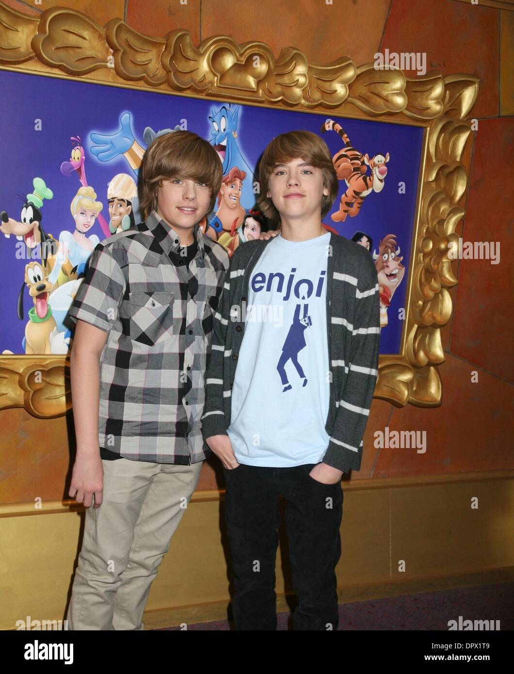 Mar 06, 2009 - New York, New York, USA - Acteurs (L) Dylan Sprouse et Cole Sprouse (R) à partir de la distribution de 'La Suite sur Deck" assister à une apparition au monde de Disney store sur la 5e Avenue. (Crédit Image : Â© Nancy/Kaszerman ZUMA Press) Banque D'Images