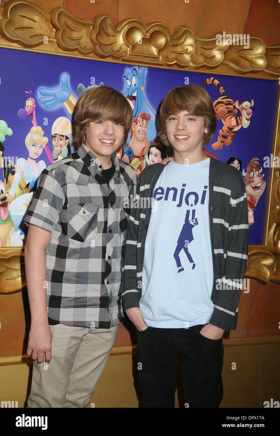 Mar 06, 2009 - New York, New York, USA - Acteurs (L) Dylan Sprouse et Cole Sprouse (R) à partir de la distribution de 'La Suite sur Deck" assister à une apparition au monde de Disney store sur la 5e Avenue. (Crédit Image : Â© Nancy/Kaszerman ZUMA Press) Banque D'Images