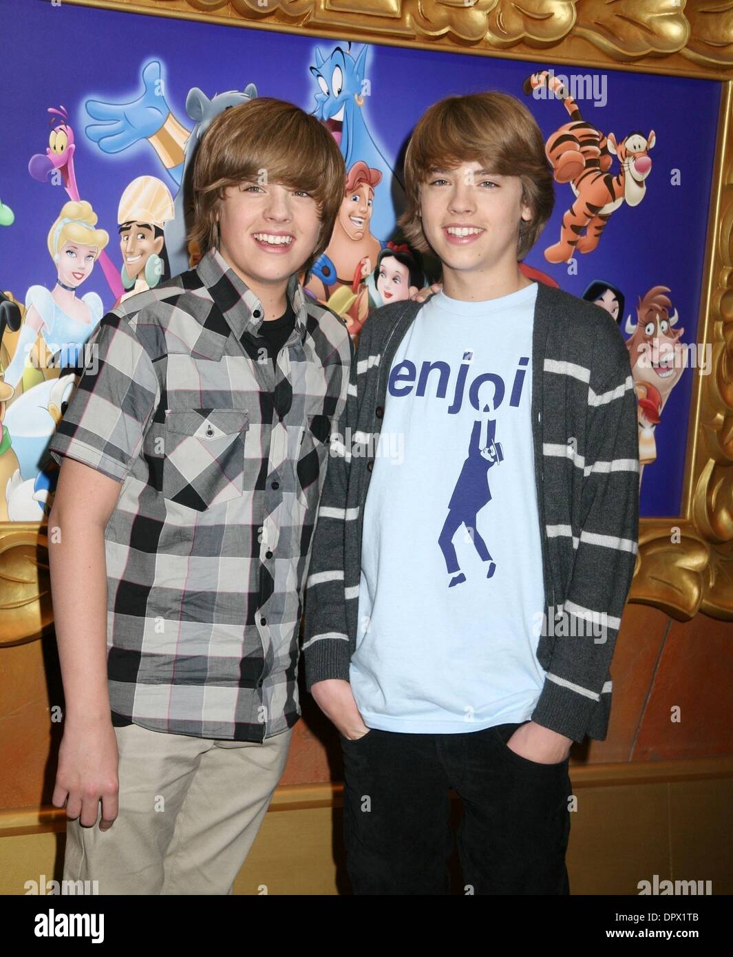 Mar 06, 2009 - New York, New York, USA - Acteurs (L) Dylan Sprouse et Cole Sprouse (R) à partir de la distribution de 'La Suite sur Deck" assister à une apparition au monde de Disney store sur la 5e Avenue. (Crédit Image : Â© Nancy/Kaszerman ZUMA Press) Banque D'Images
