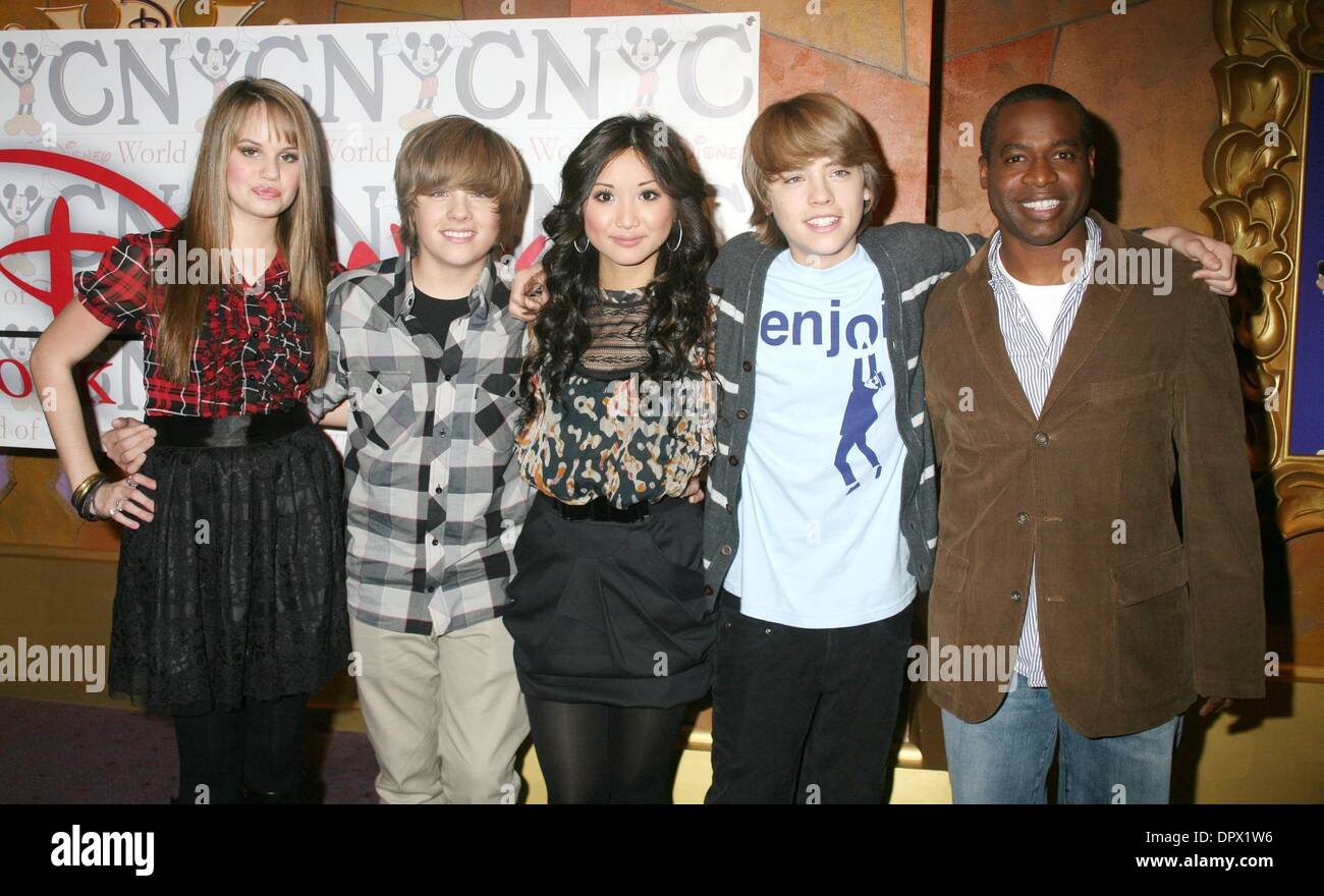 Mar 06, 2009 - New York, New York, USA - Acteurs (L-R) DEBBY RYAN, Dylan Sprouse, Cole Sprouse, Brenda Song et PHILL LEWIS du cast de 'La Suite sur Deck" assister à une apparition au monde de Disney store sur la 5e Avenue. (Crédit Image : Â© Nancy/Kaszerman ZUMA Press) Banque D'Images