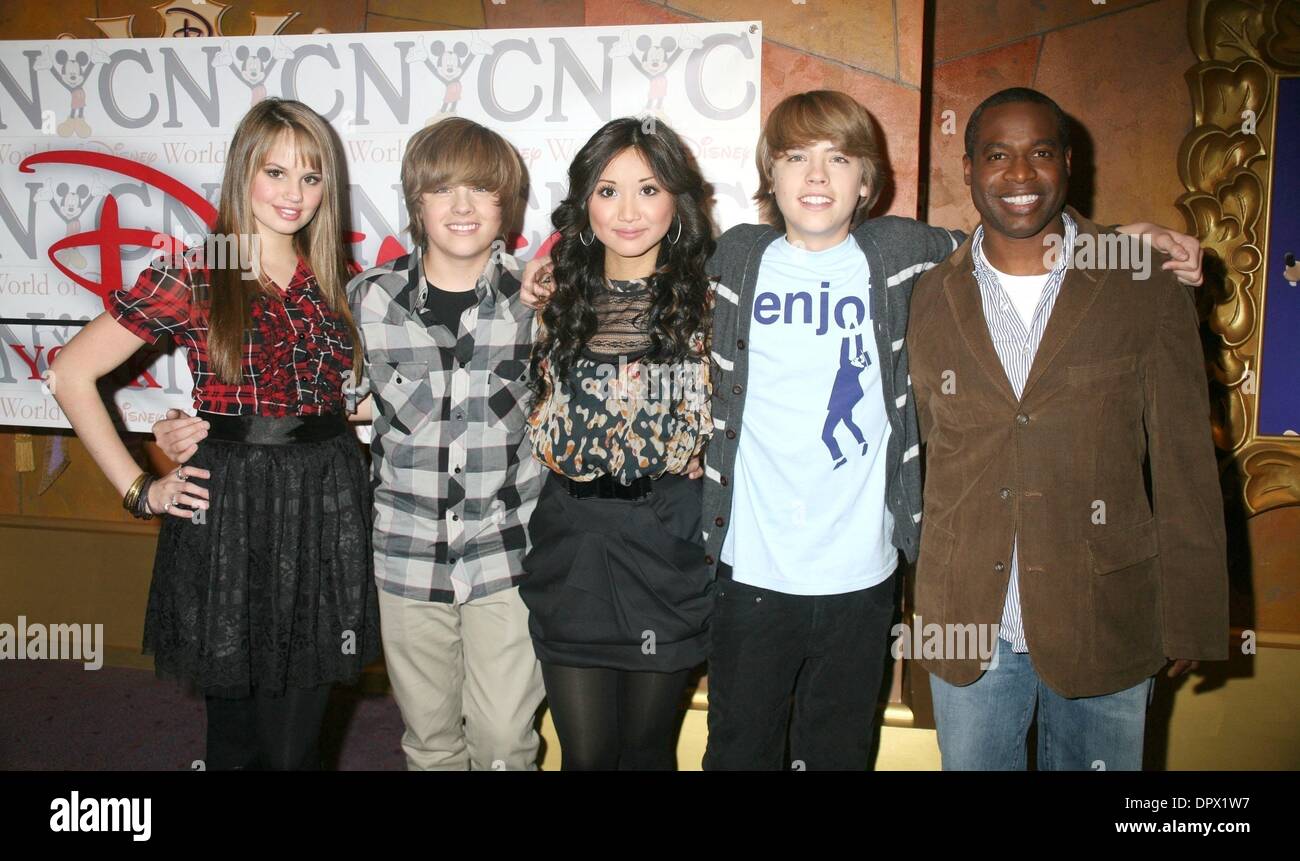 Mar 06, 2009 - New York, New York, USA - Acteurs (L-R) DEBBY RYAN, Dylan Sprouse, Cole Sprouse, Brenda Song et PHILL LEWIS du cast de 'La Suite sur Deck" assister à une apparition au monde de Disney store sur la 5e Avenue. (Crédit Image : Â© Nancy/Kaszerman ZUMA Press) Banque D'Images
