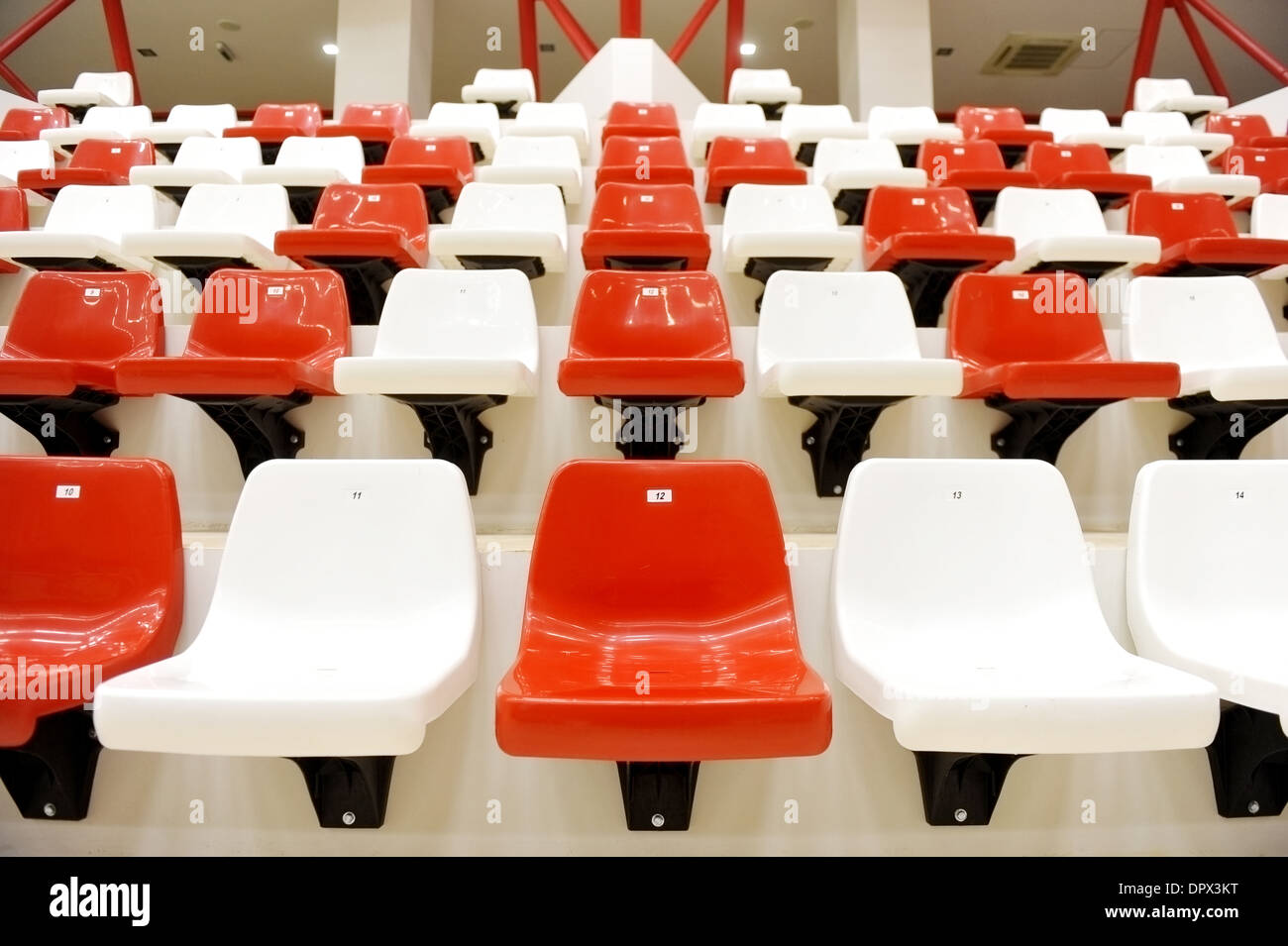 Rouge et blanc vide intérieur sièges sport arena stadium Banque D'Images