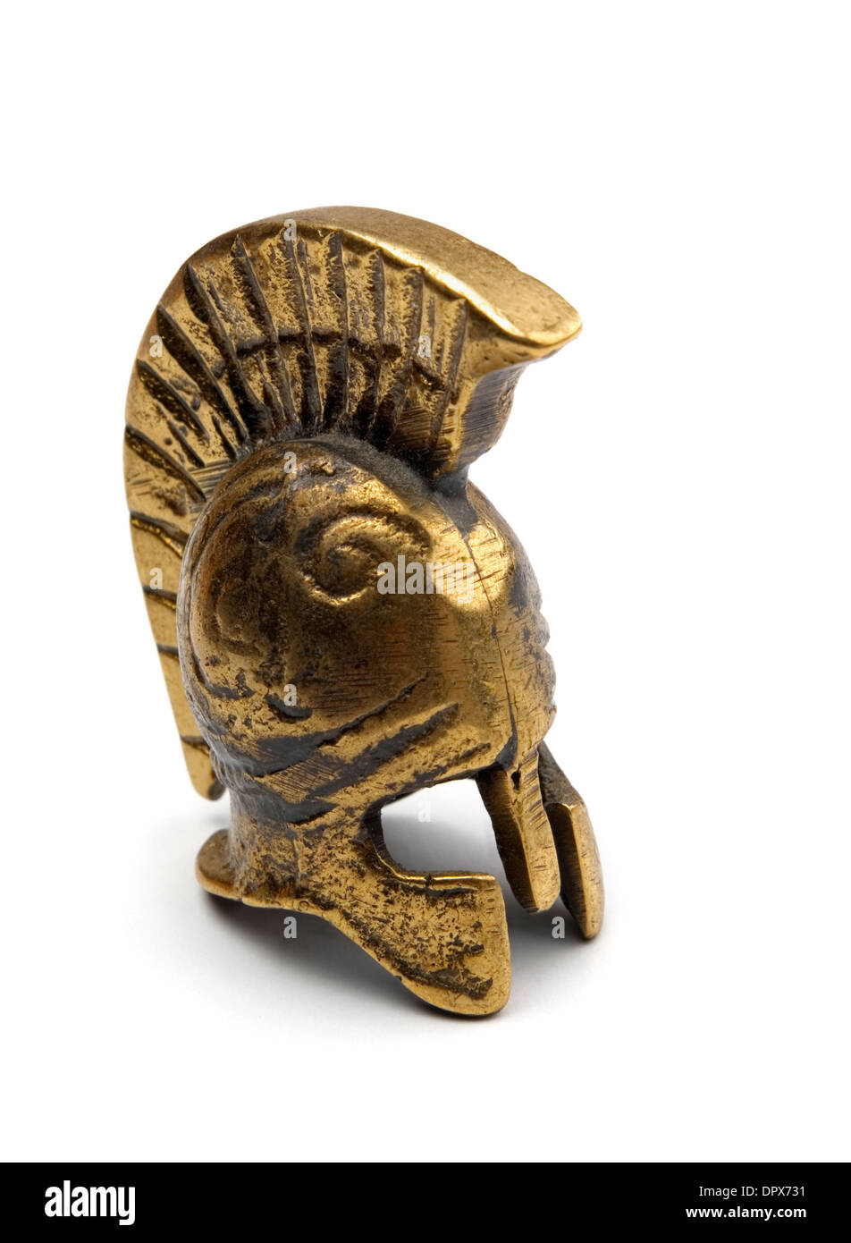 Bronze ancien souvenir casque grec isolated on white Banque D'Images