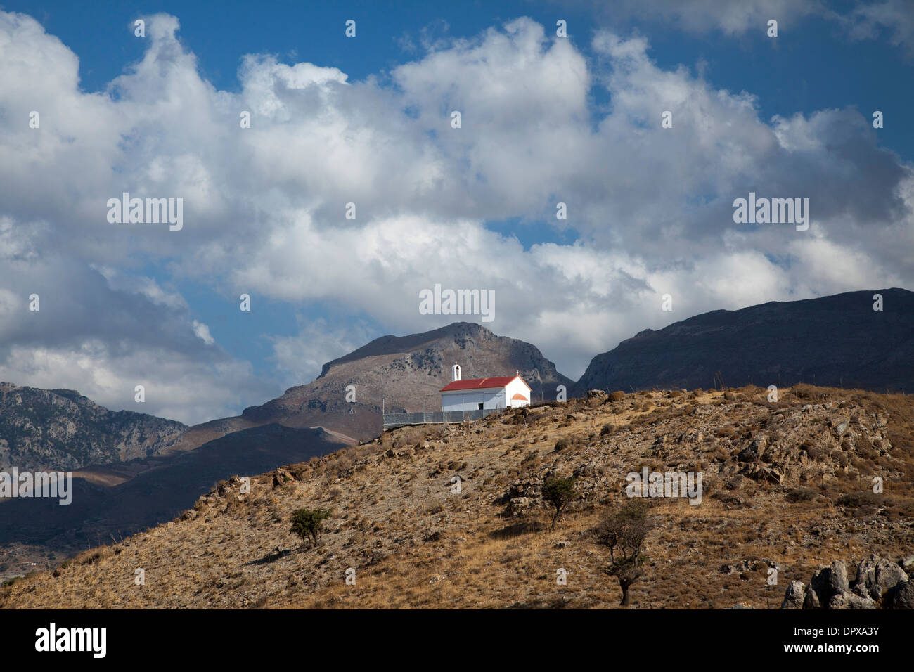 L'église au sommet d'une colline sous les montagnes Blanches, près de Plakias Rethymnon, Crète, Grèce, de district. Banque D'Images