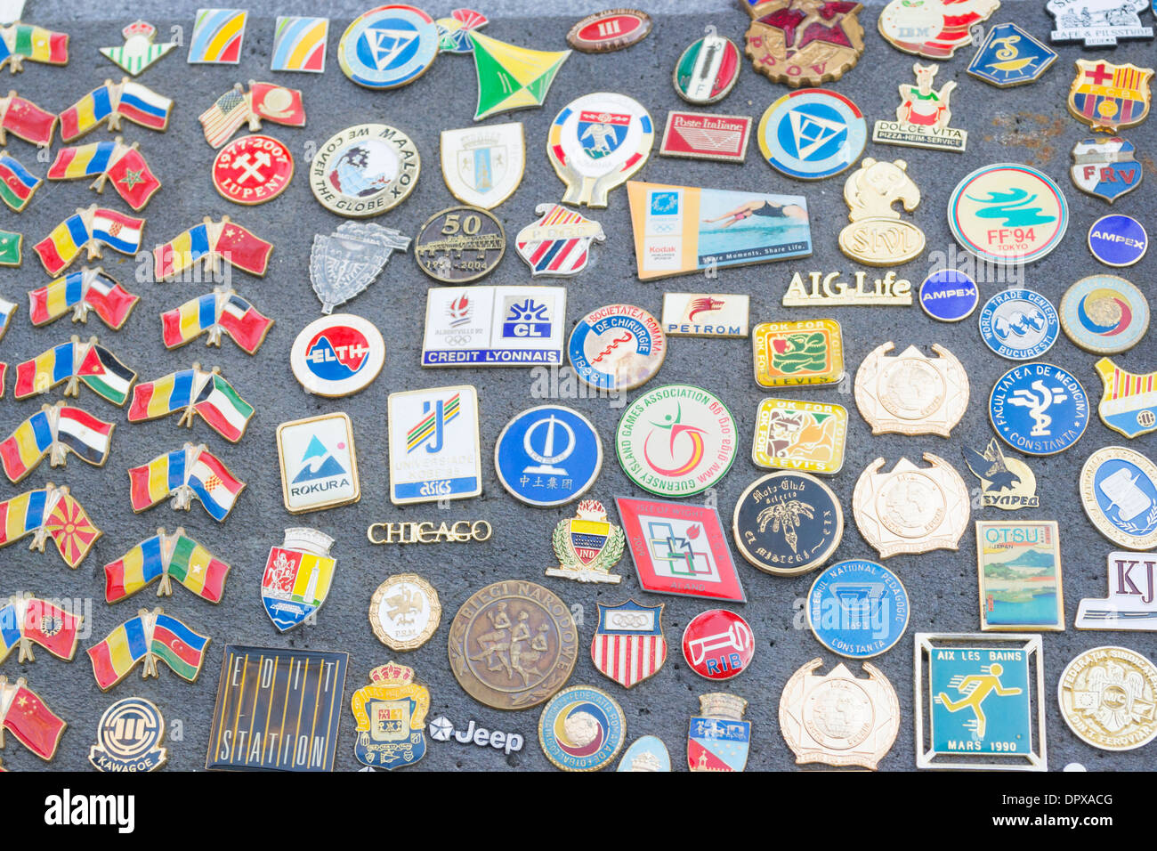 Insignes et badges à vendre à une foire locale à Bucarest, Roumanie Banque D'Images