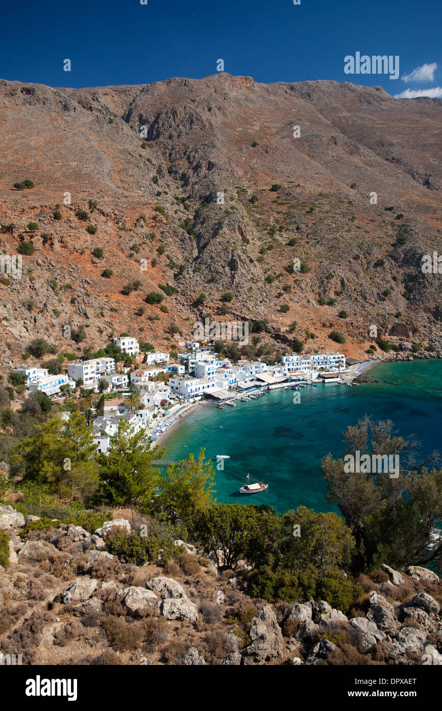 Le village de Loutro sous les montagnes Blanches, Sfakia, district de La Canée, Crète, Grèce. Banque D'Images