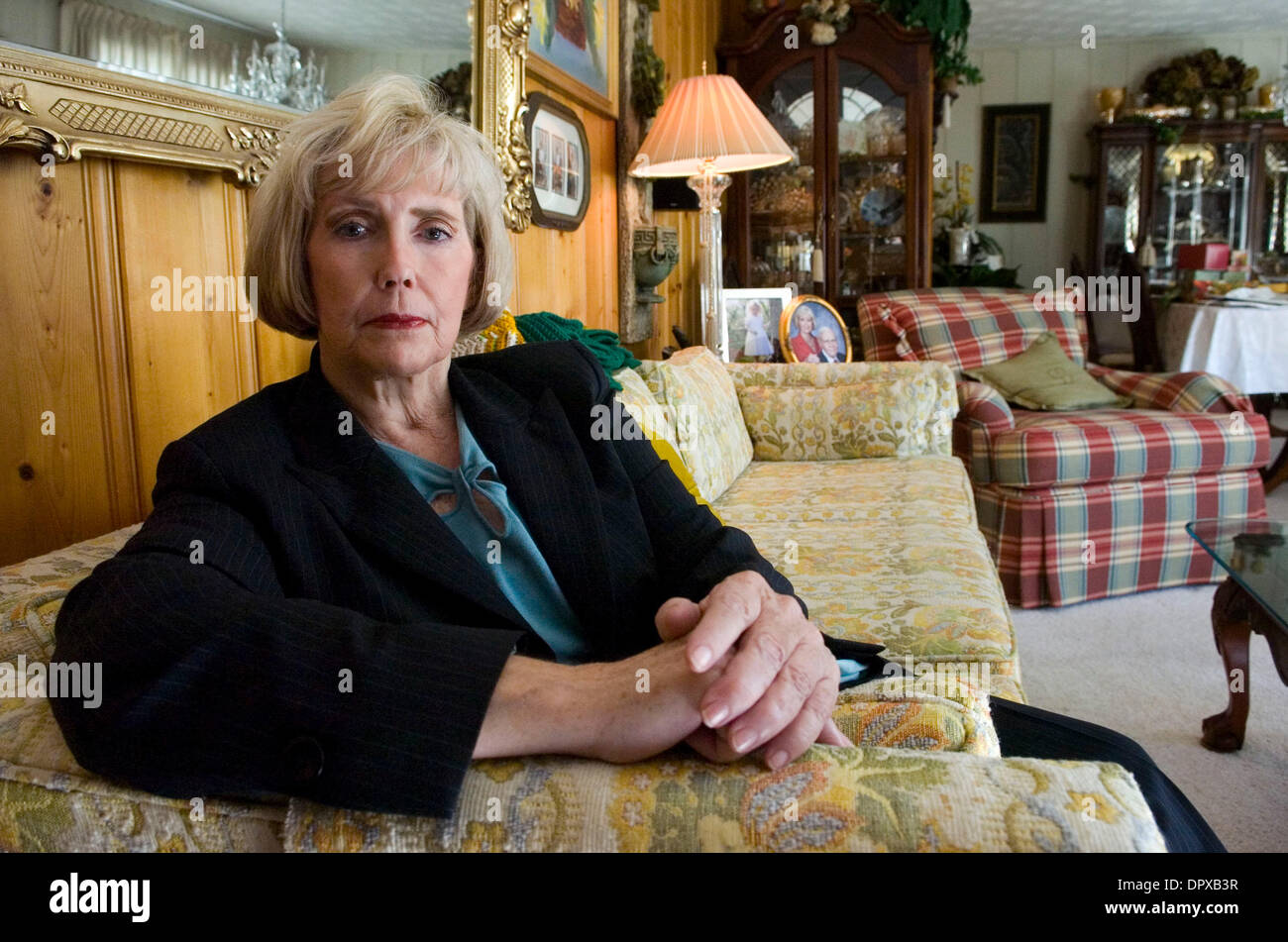 Jan 01, 2009 - Jacksonville, Florida, United States - M. LILLY LEDBETTER à son domicile. Ledbetter a perdu une affaire de discrimination de rémunération entre les sexes contre Goodyear Tire & Rubber Company à la Cour suprême, mais le Congrès s'efforce d'adopter deux projets de discrimination salariale qui permettrait d'éliminer l'échappatoire qui a causé à Ledbetter lâche. (Crédit Image : © Erik Lesser/ZUMA Press) Banque D'Images