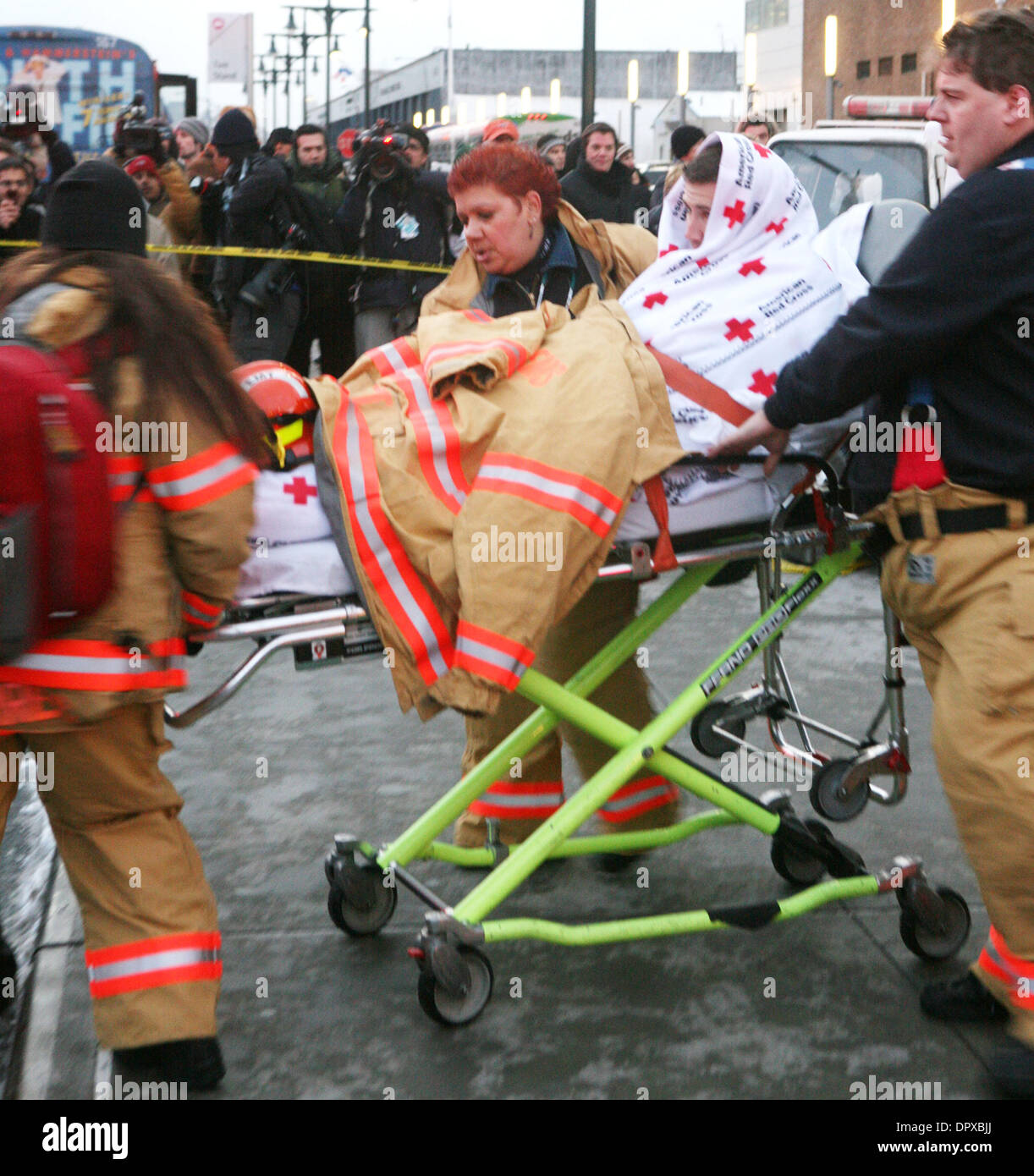 Jan 15, 2009 - New York, NY, USA - Une victime de l'Airbus A320 d'US Airways Numéro de vol 1549 qui s'est écrasé dans la rivière Hudson à New York peu après le décollage de l'aéroport LaGuardia de New York en route vers Charlotte, Caroline du Nord est à une ambulance à roues sur le côté ouest de la route à la 39e Rue. Un avion de passagers US Airways transportant 155 personnes s'est écrasé int Banque D'Images