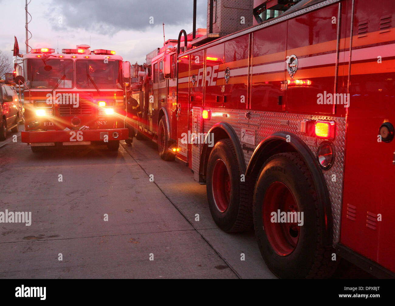 Jan 15, 2009 - New York, NY, USA - camions incendie line le West Side Highway après l'Airbus A320 d'US Airways Numéro de vol 1549 qui s'est écrasé dans la rivière Hudson à New York peu après le décollage de l'aéroport LaGuardia de New York en route vers Charlotte, Caroline du Nord. Un avion de passagers US Airways transportant 155 personnes s'est écrasé dans la rivière Hudson à New York, trois minutes après Banque D'Images