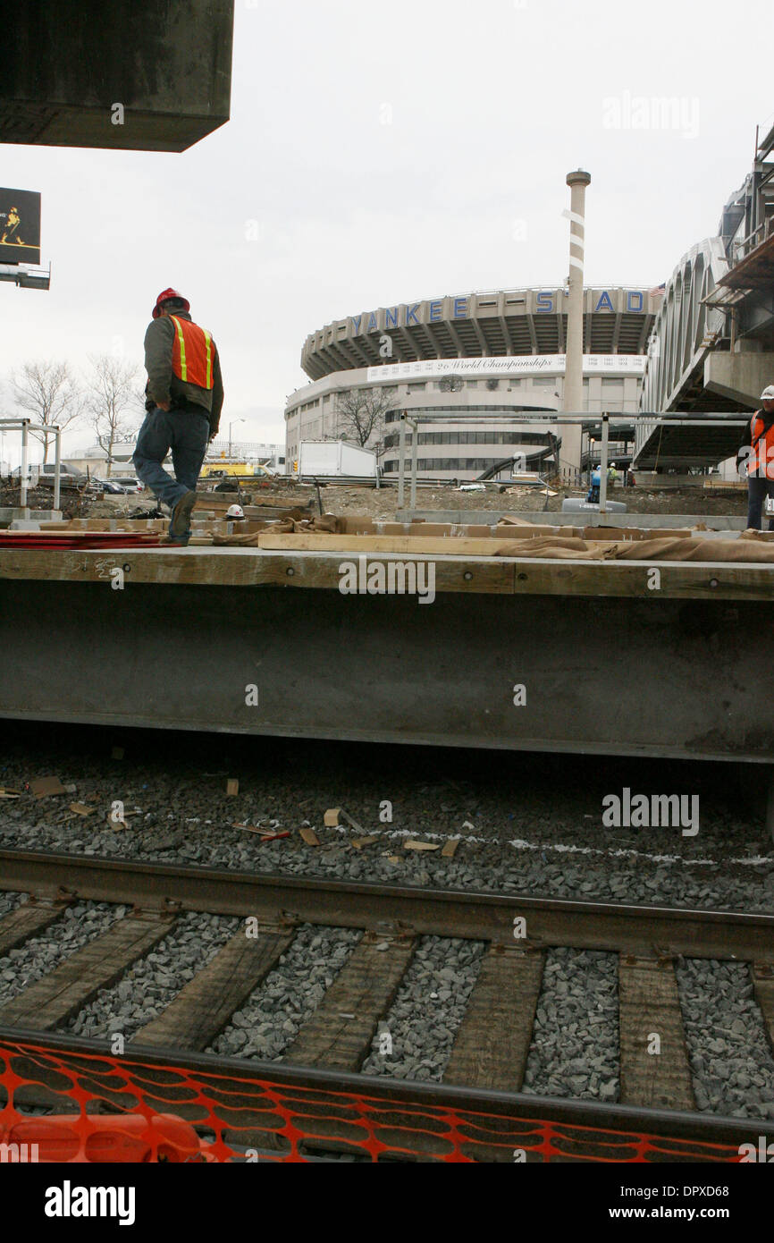 Apr 01, 2009 - Bronx, New York, USA - service de train à MTA Metro-North railroad station la plus récente au Moyen-Orient 153rd Yankees St. dans le Bronx est en construction. Yankee Stadium en arrière-plan. (Crédit Image : © Mariela Lombard/ZUMA Press) RESTRICTIONS : * New York * hors droits Journaux Banque D'Images