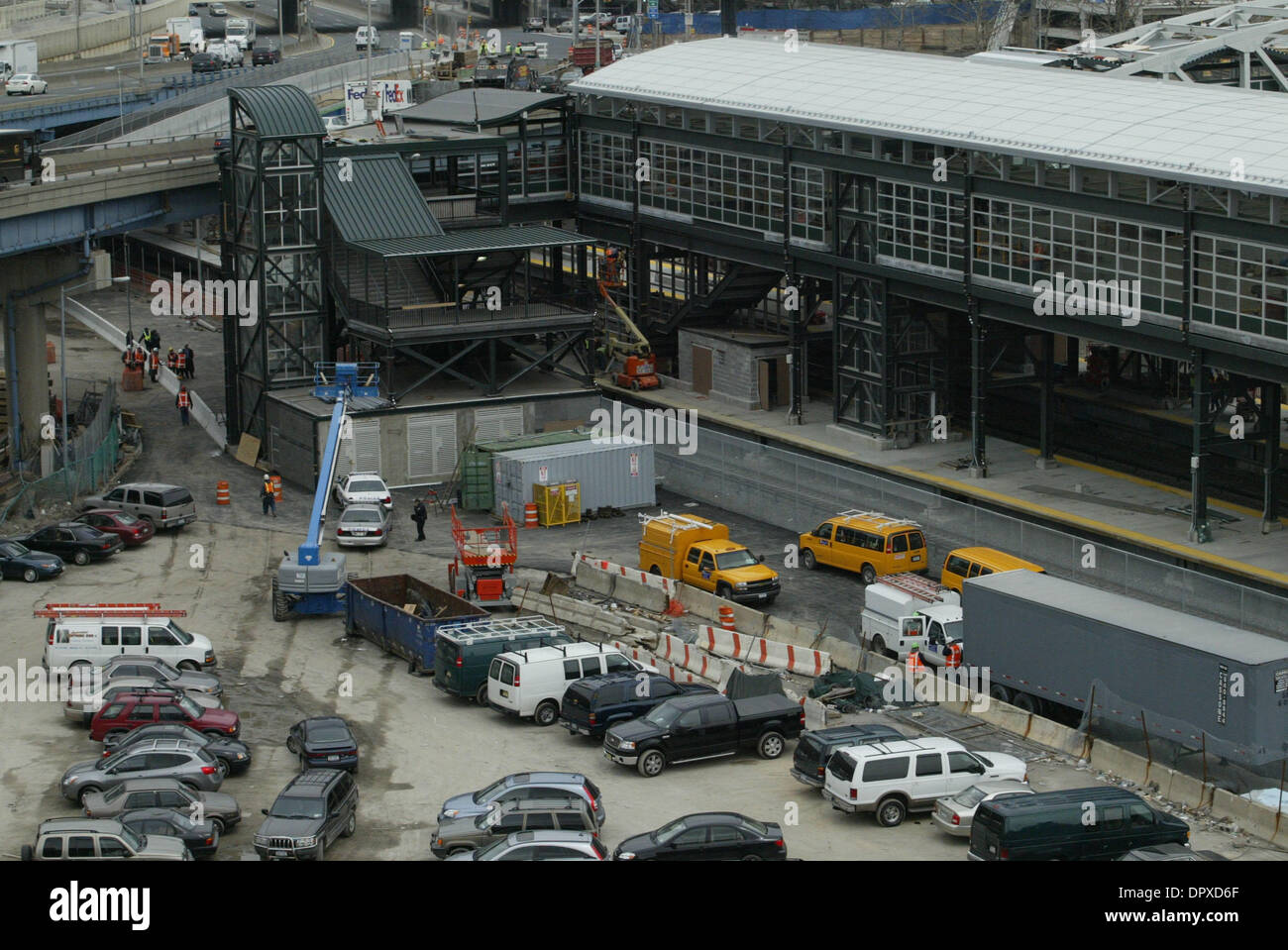 Apr 01, 2009 - Bronx, New York, USA - service de train à MTA Metro-North railroad station la plus récente au Moyen-Orient 153rd Yankees St. dans le Bronx est en construction. (Crédit Image : © Mariela Lombard/ZUMA Press) RESTRICTIONS : * New York * hors droits Journaux Banque D'Images