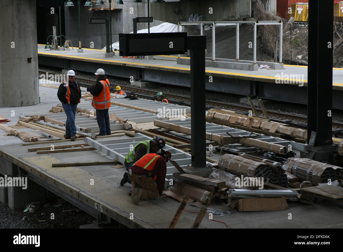 Apr 01, 2009 - Bronx, New York, USA - service de train à MTA Metro-North railroad station la plus récente au Moyen-Orient 153rd Yankees St. dans le Bronx est en construction. (Crédit Image : © Mariela Lombard/ZUMA Press) RESTRICTIONS : * New York * hors droits Journaux Banque D'Images