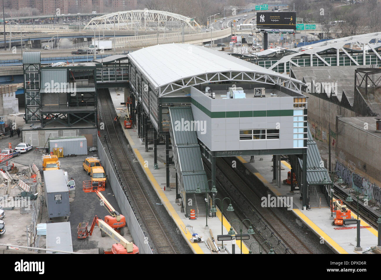 Apr 01, 2009 - Bronx, New York, USA - service de train à MTA Metro-North railroad station la plus récente au Moyen-Orient 153rd Yankees St. dans le Bronx est en construction. (Crédit Image : © Mariela Lombard/ZUMA Press) RESTRICTIONS : * New York * hors droits Journaux Banque D'Images