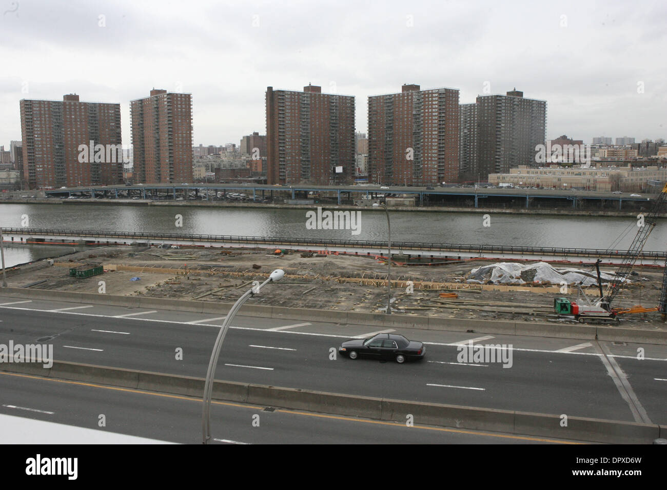 Apr 01, 2009 - Bronx, New York, USA - service de train à MTA Metro-North railroad station la plus récente au Moyen-Orient 153rd Yankees St. dans le Bronx est en construction. (Crédit Image : © Mariela Lombard/ZUMA Press) RESTRICTIONS : * New York * hors droits Journaux Banque D'Images