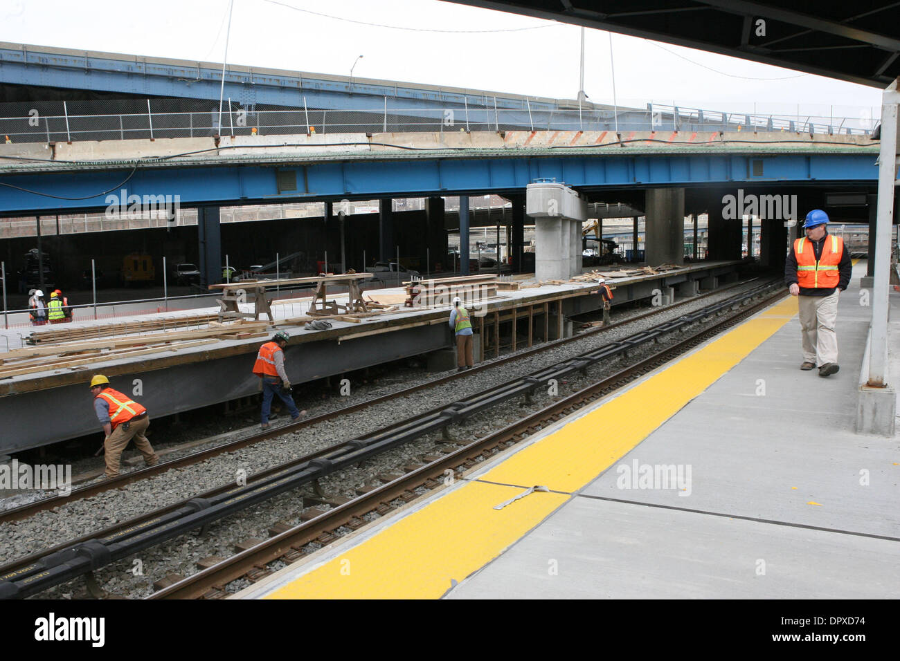 Apr 01, 2009 - Bronx, New York, USA - service de train à MTA Metro-North railroad station la plus récente au Moyen-Orient 153rd Yankees St. dans le Bronx est en construction. (Crédit Image : © Mariela Lombard/ZUMA Press) RESTRICTIONS : * New York * hors droits Journaux Banque D'Images