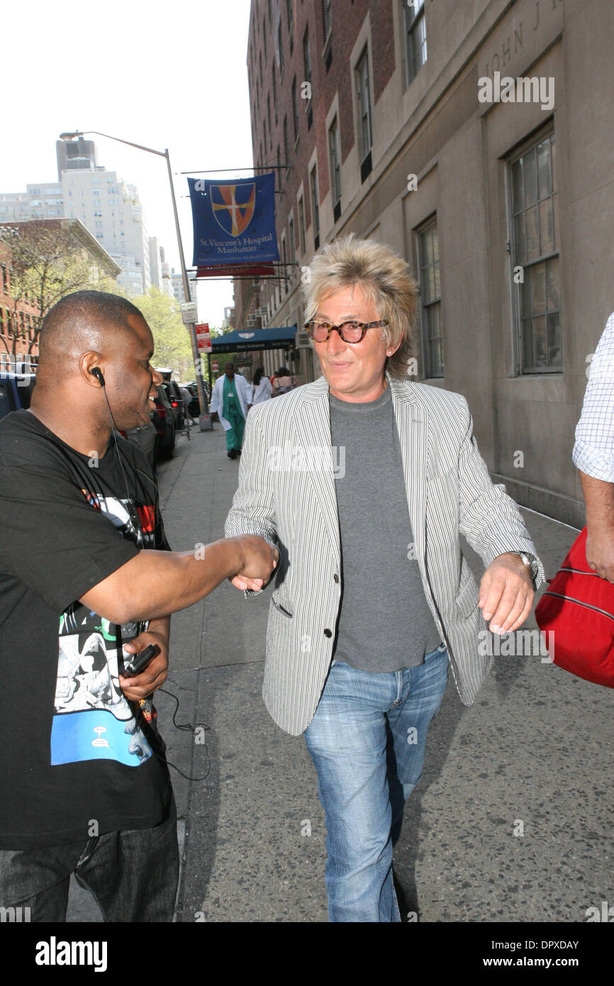 Apr 28, 2009 - Manhattan, New York, USA - Rock Star ROD STEWART quitter St Vincent's Hospital de Manhattan, 28 avril 2009. (Crédit Image : © Mariela Lombard/ZUMA Press) RESTRICTIONS : * New York * hors droits Journaux Banque D'Images