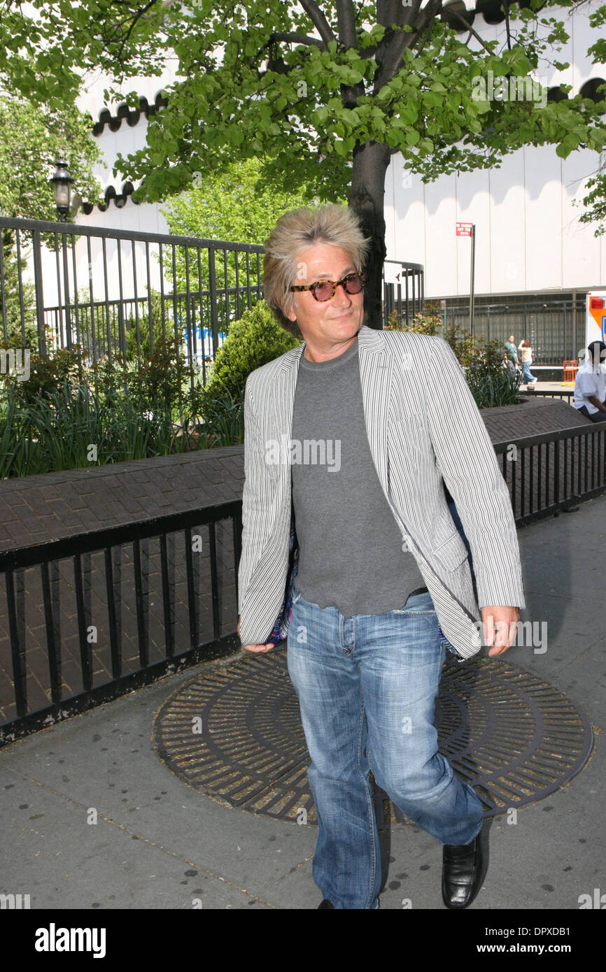 Apr 28, 2009 - Manhattan, New York, USA - Rock Star ROD STEWART quitter St Vincent's Hospital de Manhattan, 28 avril 2009. (Crédit Image : © Mariela Lombard/ZUMA Press) RESTRICTIONS : * New York * hors droits Journaux Banque D'Images