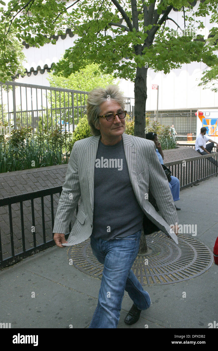 Apr 28, 2009 - Manhattan, New York, USA - Rock Star ROD STEWART quitter St Vincent's Hospital de Manhattan, 28 avril 2009. (Crédit Image : © Mariela Lombard/ZUMA Press) RESTRICTIONS : * New York * hors droits Journaux Banque D'Images