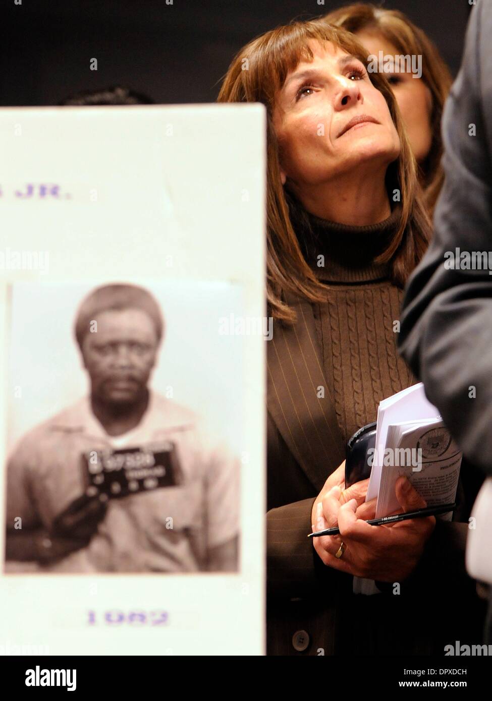 Apr 30, 2009 - Los Angeles, Californie, USA - service de police d'Inglewood Le Capitaine Eve R. IRVINE, Commandant de la détective Bureau international, reflète comme elle se tient à côté d'un des électroniques de 1982 John Floyd Thomas Jr. lors d'une conférence de presse à Parker Center de Los Angeles Jeudi 30 Avril, 2009. Floyd est censé pour être connecté à la 1976 meurtres et viols de Hudson, Maybelle, 80 M Banque D'Images