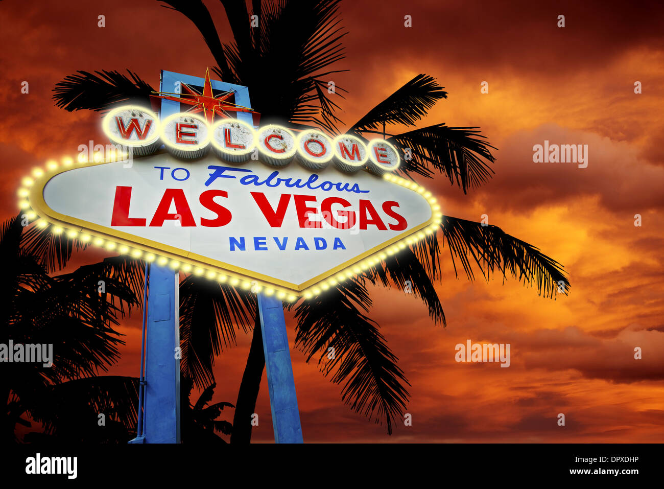 Bienvenue à Vegas. Panneau d'entrée de Las Vegas, les paumes et le coucher  du soleil. Las Vegas, Nevada, United States Photo Stock - Alamy