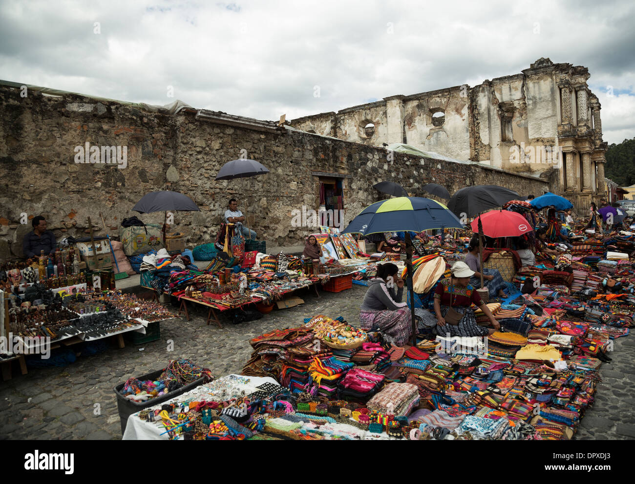 Mercado del Carmen Antigua Guatemala, l'Art de l'artisanat vendu sur les rues de del Carmen marché. Banque D'Images