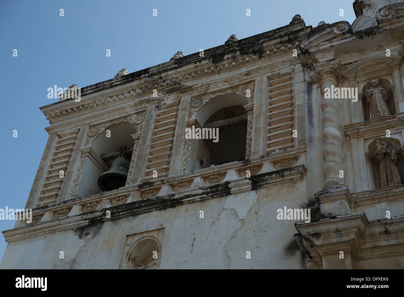 Cloches suspendues à une ruine à Antigua, Guatemala Banque D'Images