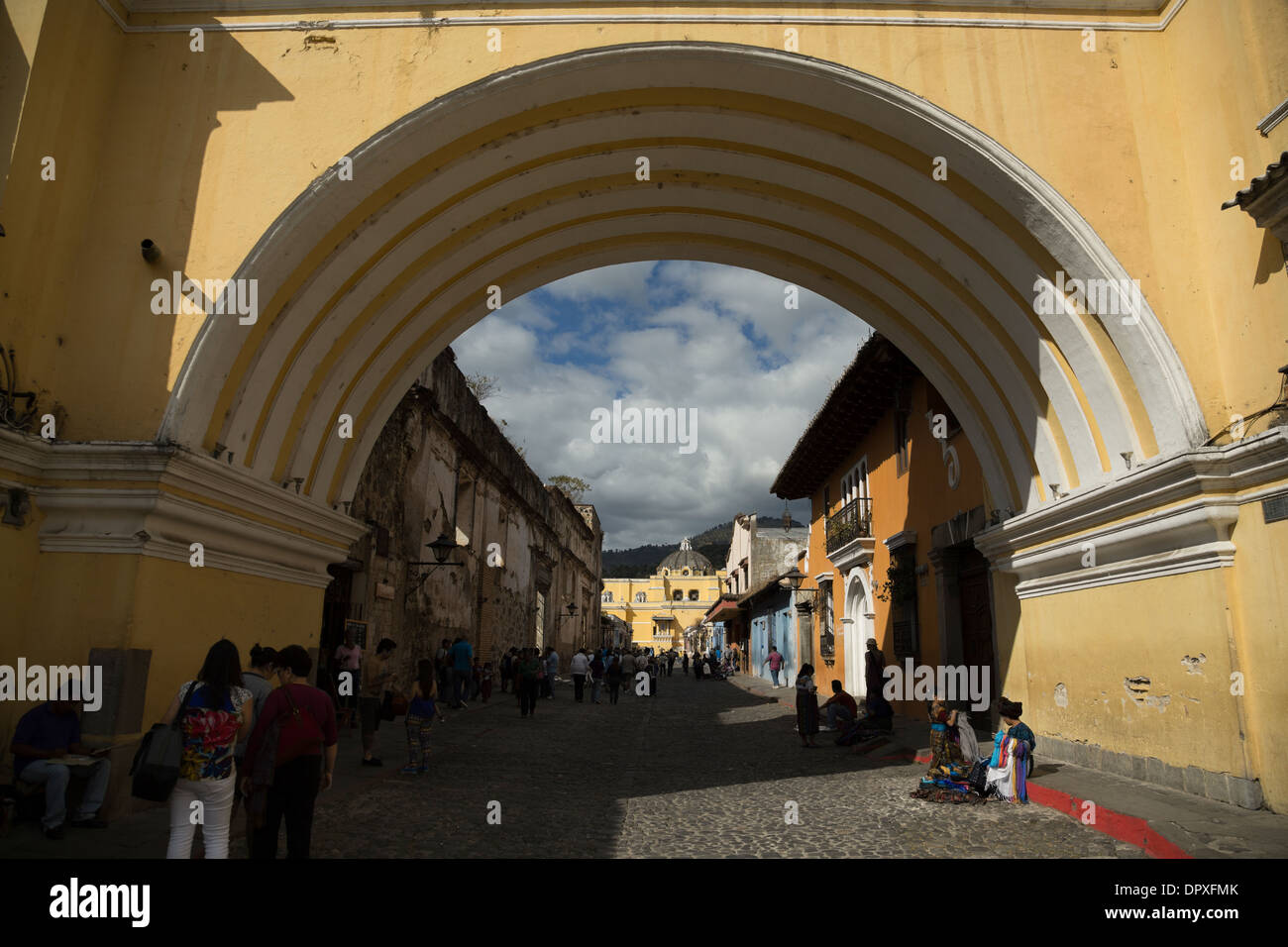 Vue sur la rue d'el Arco de Santa Catalina, Antigua Guatemala Banque D'Images