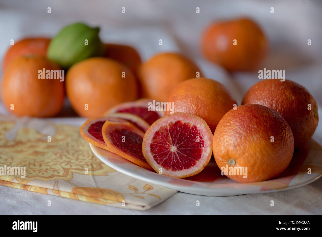 Les oranges sanguines sont tranchés et ensemble Banque D'Images