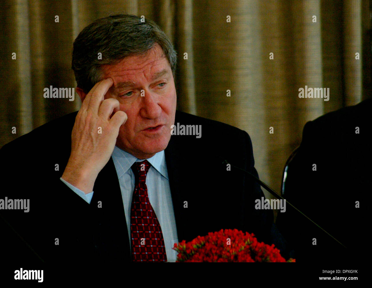 Apr 08, 2009 - New Delhi, Inde - l'Envoyé spécial des États-Unis pour l'Afghanistan et le Pakistan, Richard Holbrooke gestes lors d'une conférence de presse. Holbrooke a déclaré qu'il n'avait pas l'intention d'essayer de pousser le gouvernement indien en reprise d'un dialogue de paix avec Islamabad. (Crédit Image : © M Lakshman/M. Lakshman/ZUMA Press) Banque D'Images