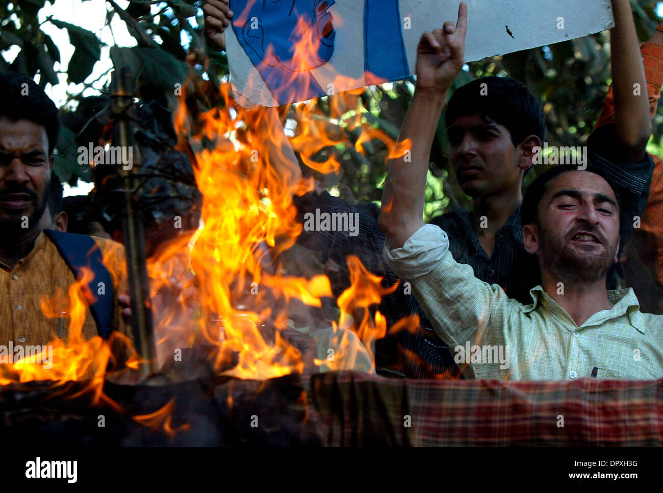 Apr 11, 2009 - New Delhi, Inde - Les membres du Groupe Solidarité Enseignants Jamia crier des slogans et brûler l'effigie de New Delhi Police contre la fusillade dans laquelle deux terroristes présumés ont été tués le 19 septembre 2008, en face du siège de la police de Delhi. (Crédit Image : © M Lakshman/M. Lakshman/ZUMA Press) Banque D'Images