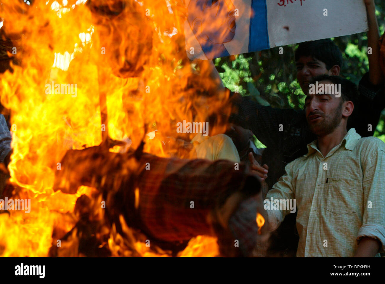 Apr 11, 2009 - New Delhi, Inde - Les membres du Groupe Solidarité Enseignants Jamia crier des slogans et brûler l'effigie de New Delhi Police contre la fusillade dans laquelle deux terroristes présumés ont été tués le 19 septembre 2008, en face du siège de la police de Delhi. (Crédit Image : © M Lakshman/M. Lakshman/ZUMA Press) Banque D'Images