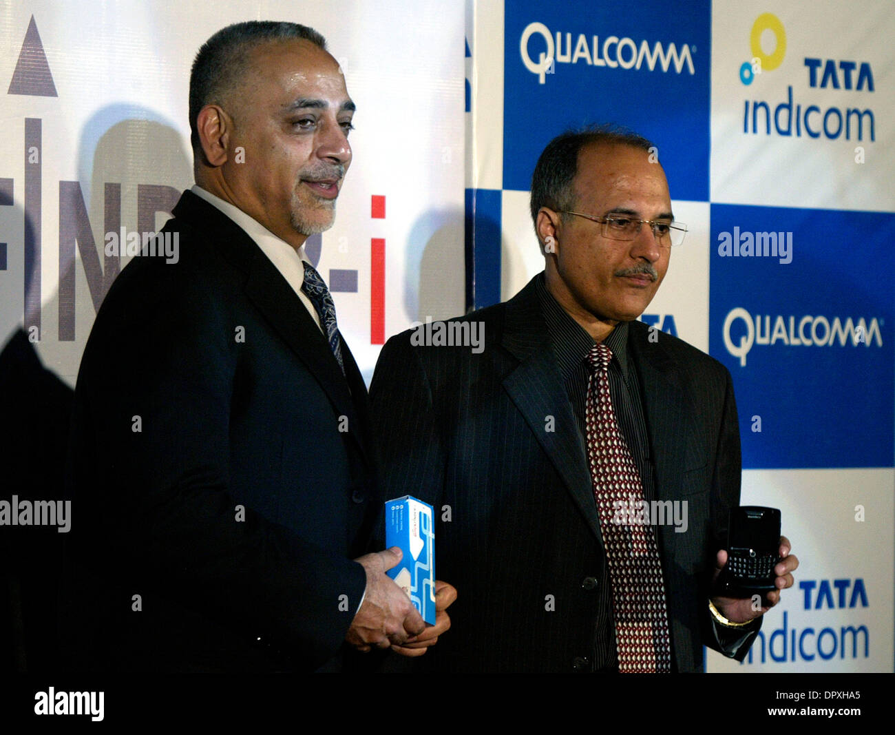 20 avr 2009 - New Delhi, Inde - Directeur Général de TATA Teleservices Limited ANIL KUMAR SARDANA, droite, avec le président de Qualcomm d'Inde et Asie du Sud, Vice-président principal Qualcomm Inc. KANWALINDER SINGH, pose avec leur tout nouveau Quick-finder A-GPS Services avec leur TATA Indicom services mobiles. (Crédit Image : © M Lakshman/M. Lakshman/ZUMA Press) Banque D'Images