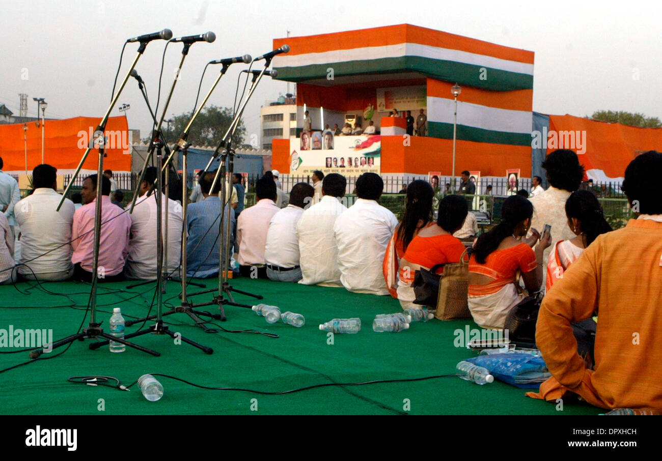 Apr 29, 2009 - New Delhi, Région de la capitale nationale (RCN), de l'Inde - Congrès partisans d'entendre le discours du président du parti, Mme Sonia Gandhi, lors d'une campagne électorale rally. Le président du Congrès, Sonia Gandhi et son rival politique du Parti Bharatiya Janata (BJP) candidat au poste de premier ministre L.K. Advani sera parmi les 1 567 candidats dont les destins politiques sera décidé demain o Banque D'Images